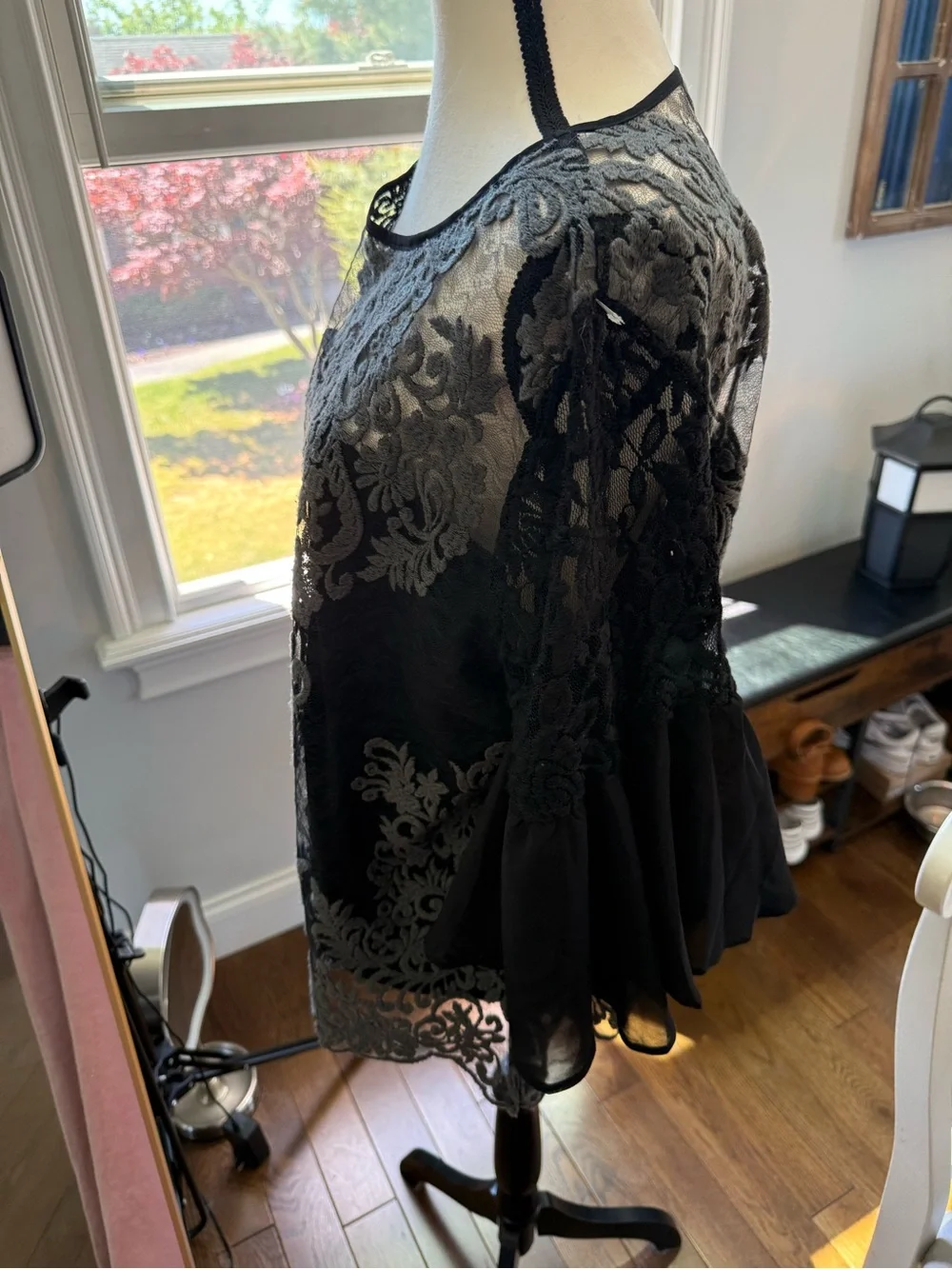 Carmen Marc Valvo Gorgeous Black Bell Sleeve Blouse with Gray Lace Overlay Sz XL - Picture 5 of 8
